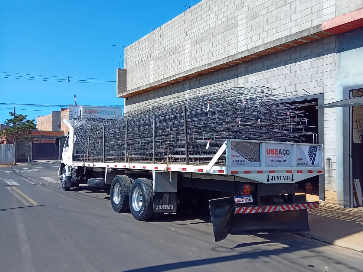Caminhão da Useaço realizando transporte de ferragem armada